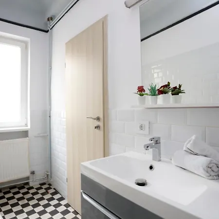 3 Bdrm Near Old Town *