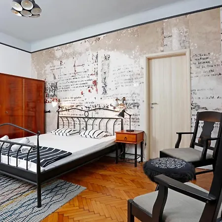 3 Bdrm Near Old Town Boekarest