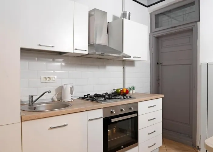 3 Bdrm Near Old Town 公寓 *