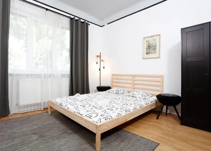 3 Bdrm Near Old Town Apartament