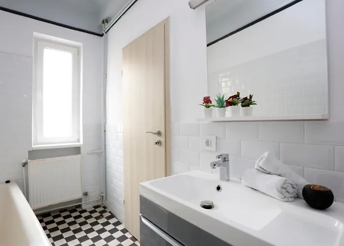 3 Bdrm Near Old Town *